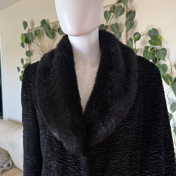 Gallery Black Persian Look with Faux Fur Collar Coat
Women’s size M Like New - Picture 3 of 8